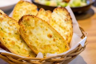 Πώς να κάνετε τέλειο σκορδόψωμο