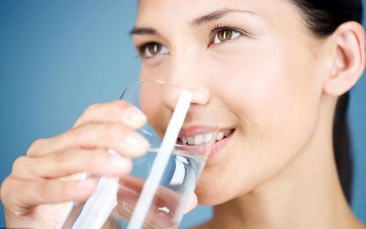 Τρεις τρόποι για να πίνετε περισσότερο νερό