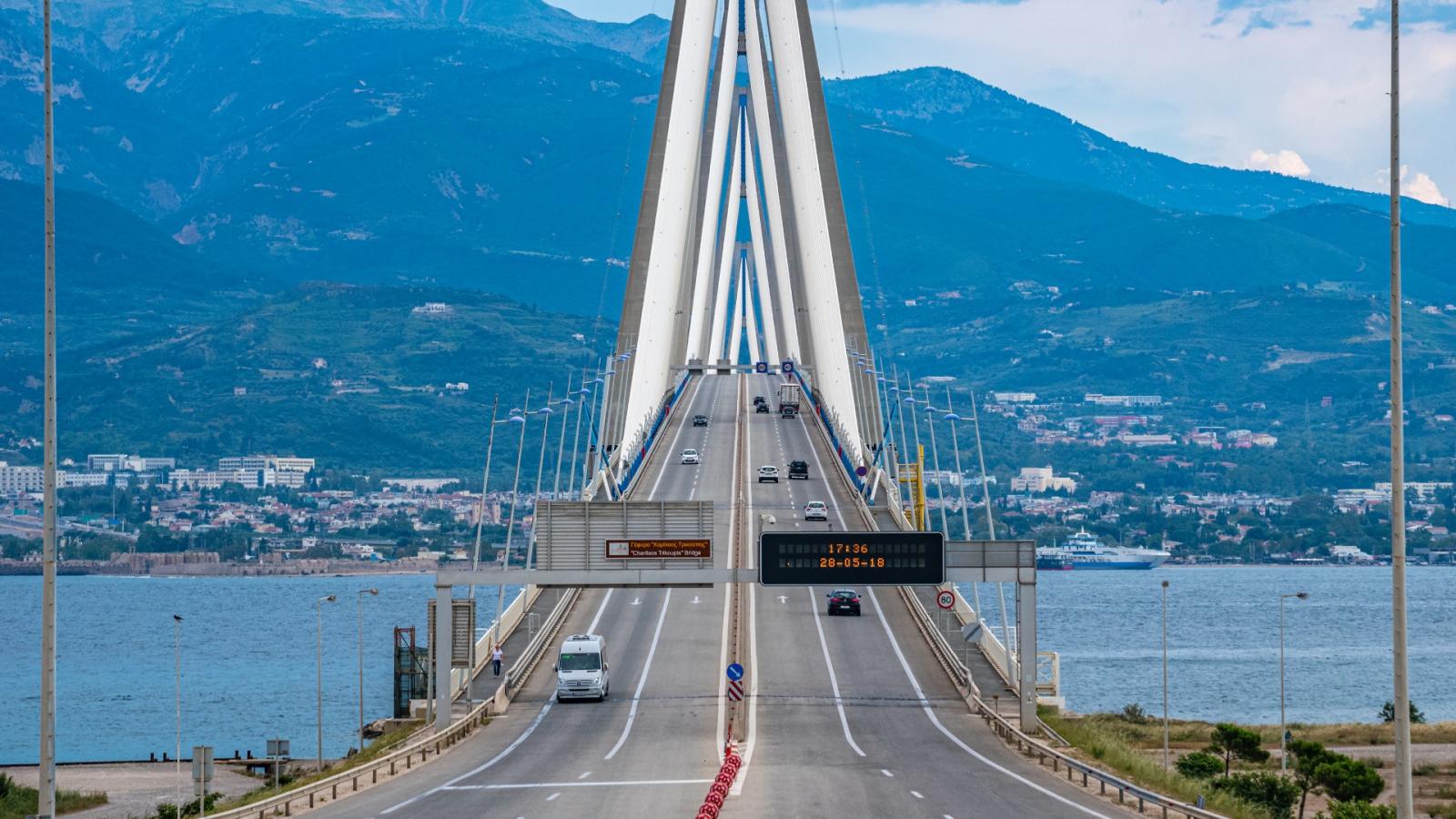 "Μπλόκο" Λιμενικών σε μετανάστες και διακινητές πάνω στην Γέφυρα - Κυνηγητό και συλλήψεις