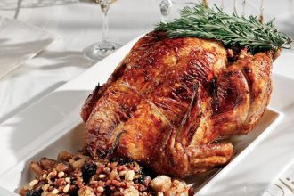 Αυτή είναι η συνταγή για την ωραιότερη γαλοπούλα με τραγανή κρούστα και ζουμερό ψαχνό!