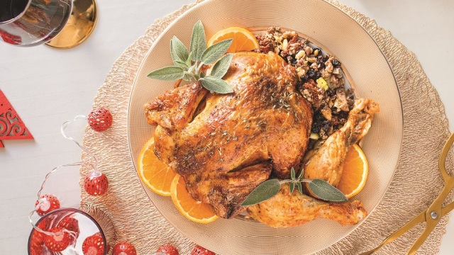 Κοτόπουλο γεμιστό με σταφίδες, μανιτάρια και λιαστή ντομάτα