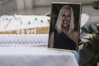 Συγκίνηση στο ετήσιο μνημόσυνο της Φώφης Γεννηματά ΦΩΤΟ