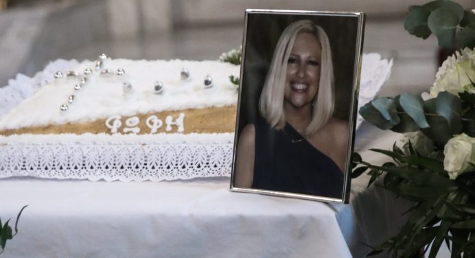 Συγκίνηση στο ετήσιο μνημόσυνο της Φώφης Γεννηματά ΦΩΤΟ