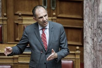 Γεραπετρίτης από τη Βουλή: "Η Ιστορία θα γράψει ποιος είναι ο πραγματικός πατριώτης"