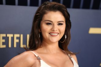 Το vintage χτένισμα της Gomez, ιδανικό για μακριά μαλλιά