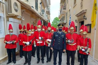 Ο Πατρινός Διοικητής με την κερκυραϊκή μπάντα