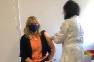 Η Αννα Μαστοράκου έκανε τη δεύτερη δόση του εμβολίου - Τι αναφέρει