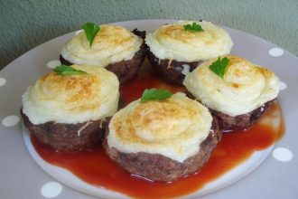 Μπιφτέκια φωλιές με πουρέ πατάτας