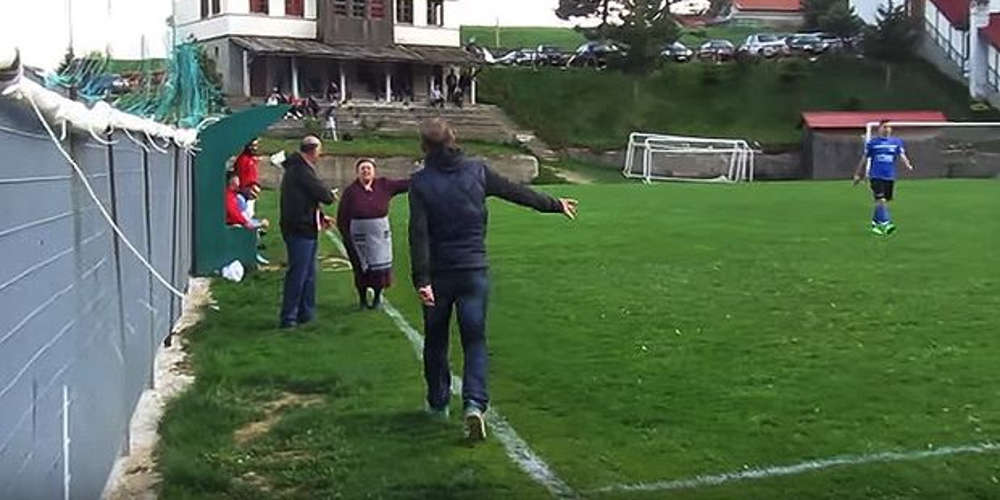 Ελληνίδα γιαγιά μπούκαρε σε γήπεδο γιατί την ενοχλούσε η φασαρία - ΒΙΝΤΕΟ