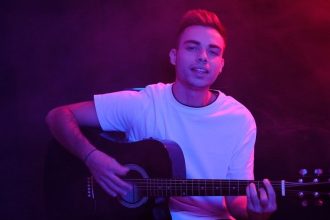 Γιάννης Καψάσκης: Από το Μουσικό Σχολείο Πάτρας στην πρώτη του δουλειά! ΒΙΝΤΕΟ