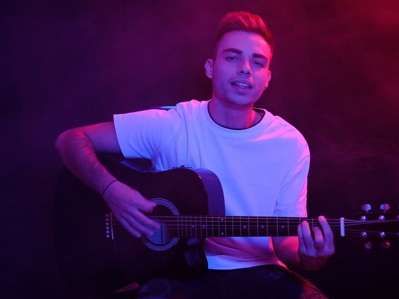 Γιάννης Καψάσκης: Από το Μουσικό Σχολείο Πάτρας στην πρώτη του δουλειά! ΒΙΝΤΕΟ