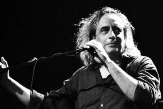 Γιάννης Αγγελάκας: Σάλος με ανάρτησή του για τα Τέμπη – «Θα ανέβαινα στο τρένο αν ήξερα ότι έδιναν αποζημιώσεις»