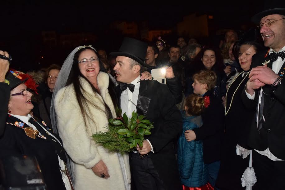 Τσικνοπέμπτη: Με το "Γάμο της Κουλουρούς" και Επτανησιακές καντάδες ξεφάντωσαν οι Πατρινοί - Πλούσιο ΦΩΤΟΡΕΠΟΡΤΑΖ