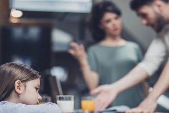 Γιατί ψάχνουμε ανθρώπους που μοιάζουν με τους γονείς μας;