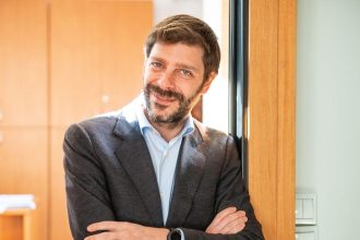 Νικόλας Γιατρομανωλάκης: Ο πρώτος ανοικτά gay υπουργός της Ελλάδας