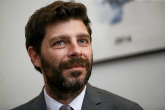 Θετικός στον κορονοϊό ο υφυπουργός Πολιτισμού Νικόλας Γιατρομανωλάκης