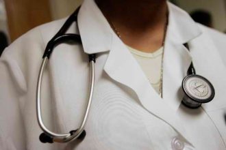Αρτηριακή πίεση: Σε ποιο χέρι τη μετράτε; Τι πρέπει να προσέξετε
