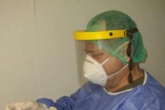 Έτοιμος για εφημερία, γνωστός Πατρινός πνευμονολόγος με τη στολή covid - ΦΩΤΟ