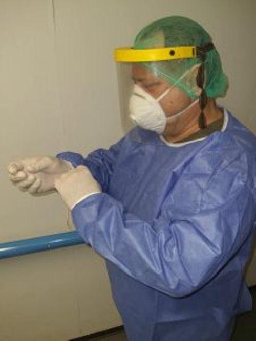 Έτοιμος για εφημερία, γνωστός Πατρινός πνευμονολόγος με τη στολή covid - ΦΩΤΟ