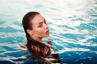Πώς να προστατέψετε τα μαλλιά σας από το χλώριο της πισίνας