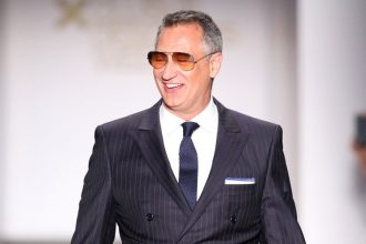 Ο Γιώργος Ντάβλας σήκωσε τον Επιτάφιο στην εκκλησία της Ερυμάνθειας Αχαΐας ΦΩΤΟ