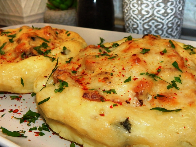 Φωλιές πατάτας με μανιτάρια και τυριά