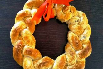 Γιορτινή τυρόπιτα σε σχήμα στεφάνι