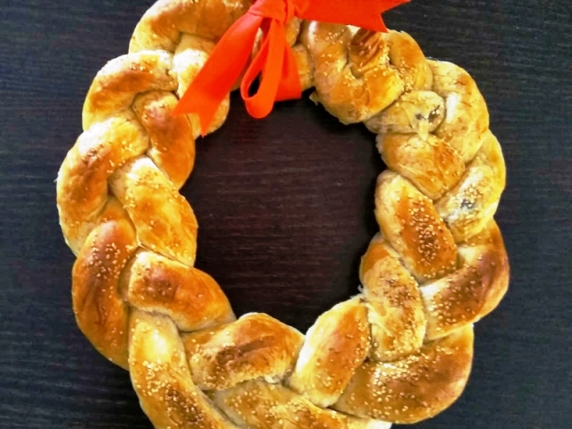 Γιορτινή τυρόπιτα σε σχήμα στεφάνι