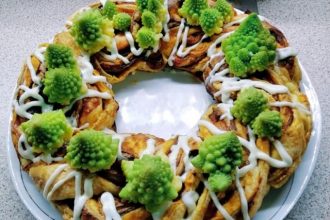 Ζαμπονοτυρόπιτα με μπεσαμέλ σε σχήμα στεφάνι