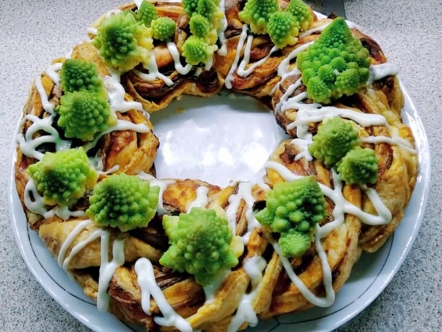 Ζαμπονοτυρόπιτα με μπεσαμέλ σε σχήμα στεφάνι