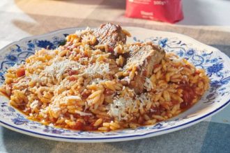 Κριθαράκι με κρέας στην κατσαρόλα