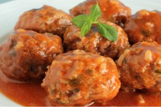 Γιουβαρλάκια με κόκκινη σάλτσα