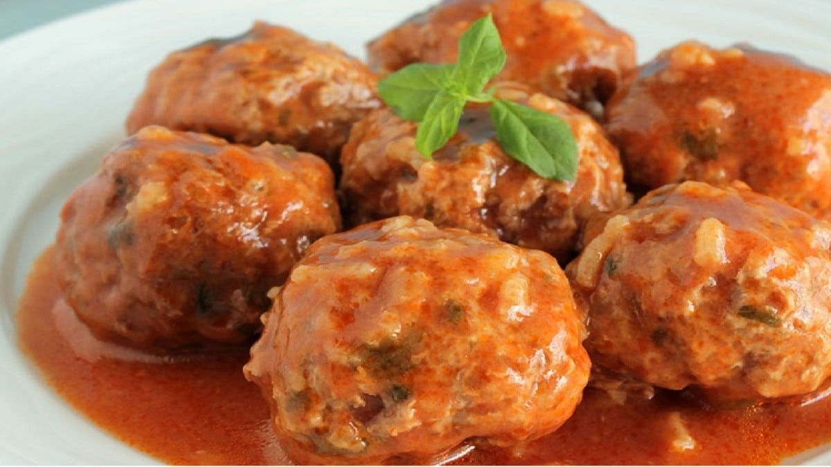 Γιουβαρλάκια με κόκκινη σάλτσα