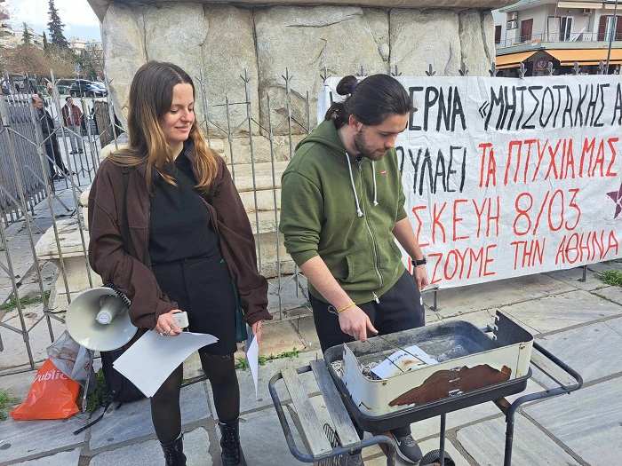 Φοιτητές τσικνίζουν τα πτυχία τους στην "Ταβέρνα Μητσοτάκης"