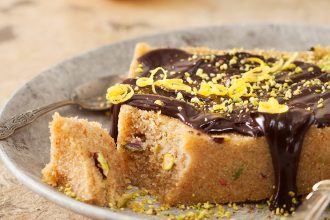 Σιμιγδαλένιος χαλβάς με σως μαύρης κουβερτούρας και λεμόνι