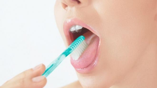 Οι τρεις βασικές επιπτώσεις αν δεν βουρτσίζετε τη γλώσσα σας