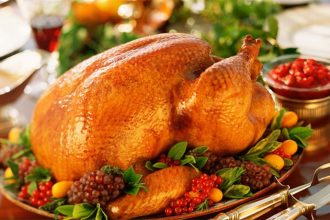 Γαλοπούλα γεμιστή με ρύζι, κιμά και κουκουνάρι