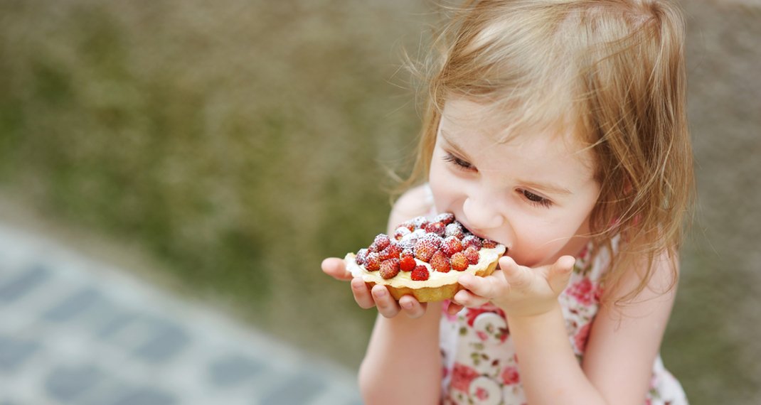 Γιατί δεν πρέπει να απαγορεύετε τα γλυκά στα παιδιά