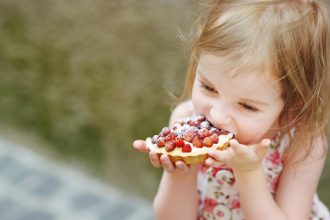 Γιατί δεν πρέπει να απαγορεύετε τα γλυκά στα παιδιά