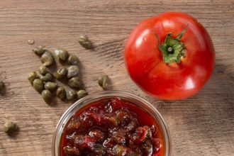 Γλυκό κουταλιού με ελιές, ντομάτες και κάππαρη