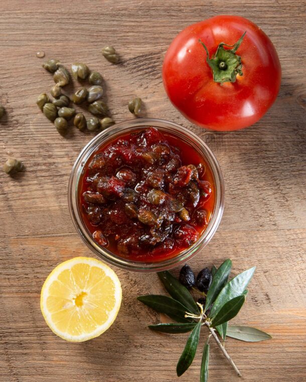 Γλυκό κουταλιού με ελιές, ντομάτες και κάππαρη