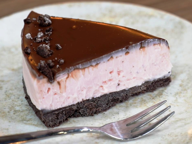 Γλυκό ψυγείου με αφράτη μους φράουλας