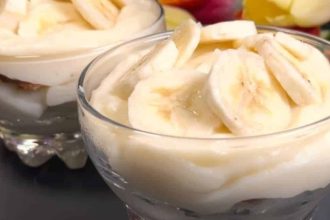 Καλοκαιρινό γλυκό ψυγείου με μπανάνα και κράκερς