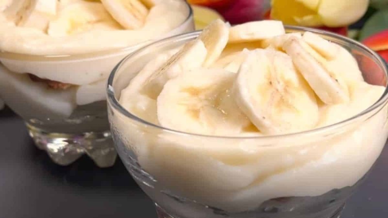 Καλοκαιρινό γλυκό ψυγείου με μπανάνα και κράκερς