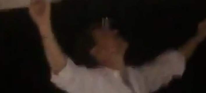 Ο Παύλος Γλύξμπουργκ χορεύει συρτάκι πάνω στο τραπέζι