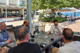 Ο Ι. Φωτήλας με τους ανθρώπους του θεάτρου