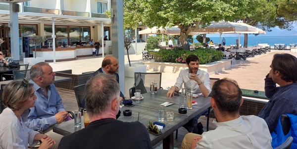 Ο Ι. Φωτήλας με τους ανθρώπους του θεάτρου