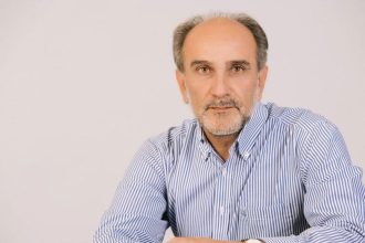 Ο Απ. Κατσιφάρας αποχαιρετά τον Αποστόλη Ευθυμίου