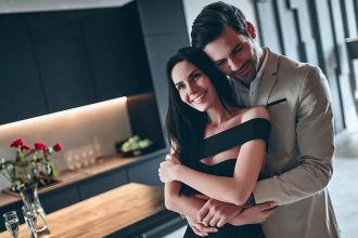 Προσωπικότητα ή εισόδημα: Τι κοιτάμε τελικά σε ένα σύντροφο