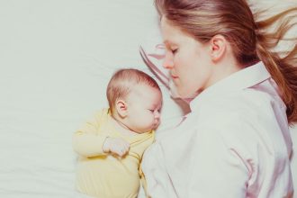 Πού υστερούν αναπτυξιακά τα μωρά της πανδημίας - Πόσο πρέπει να ανησυχήσουν οι γονείς